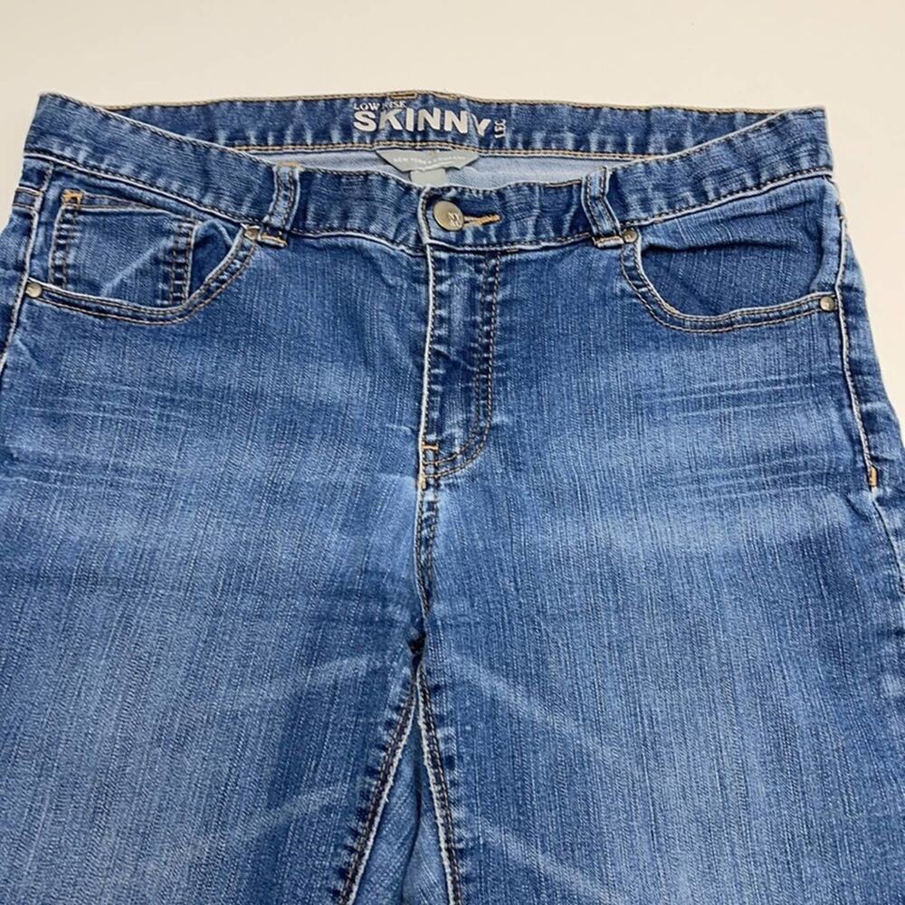 NY & COMPANY Women’s 8 Short Low Rise Skinny Jeans - Picture 2 of 3